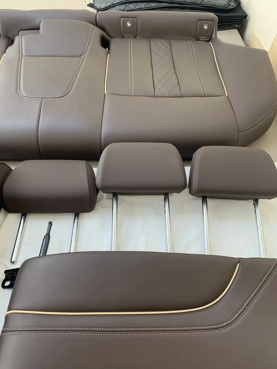 Комплект коричневой обивки для автомобильного салона
